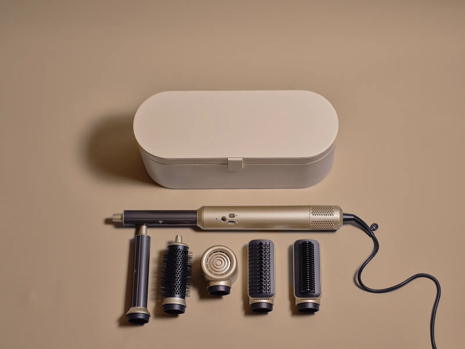 Flat lay of the complete Shiny Curls set — storage case, styling handle and the five attachments